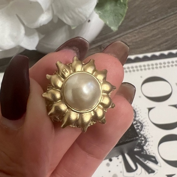 CHANEL Vintage Faux Pearl Gold CC Clip On Earrings - Picture 3 of 11